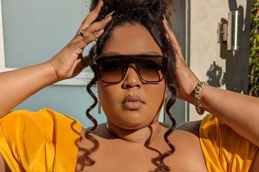 H Lizzo φόρεσε δυο μπάλες του ράγκμπι σαν σουτιέν στο Super Bowl