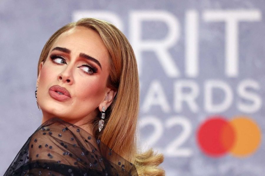 Η Adele χορεύει pole dancing και προκαλεί πανικό