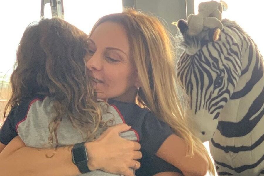 Η κόρη της Πέγκυς Ζήνα μεγάλωσε και φωτογραφίζεται με τον μπαμπά