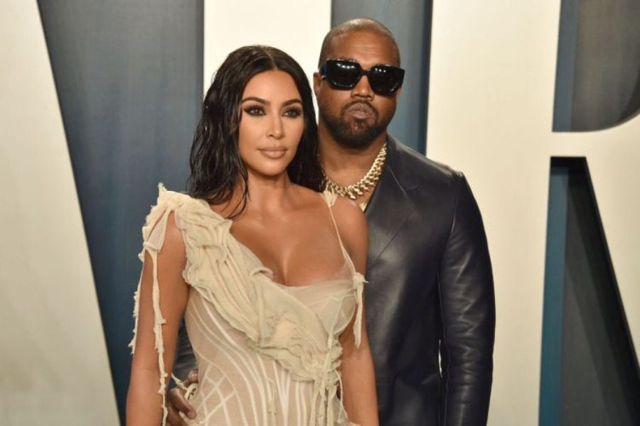 Πόσο πιο χαμηλά Kanye West; Η Kim Kardashian διαψεύδει την ύπαρξη δεύτερου sex tape