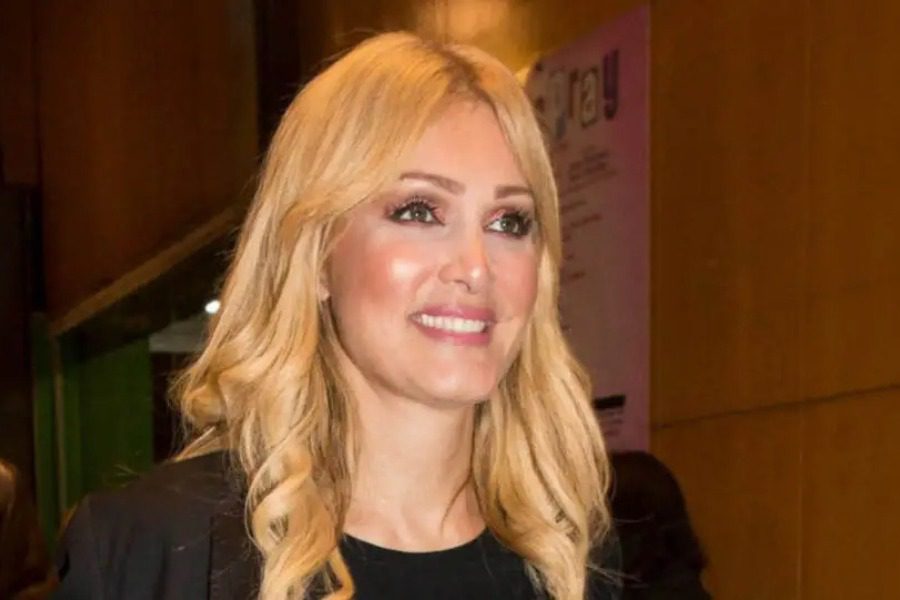 Νατάσα Θεοδωρίδου: Της έσκασε το λάστιχο αλλά δεν σταμάτησε να τραγουδά