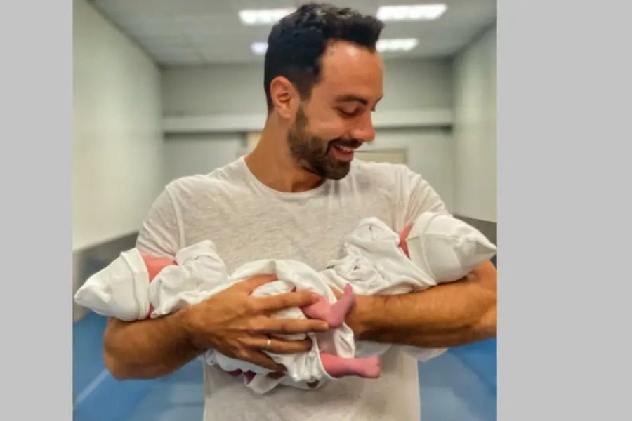Η Χριστίνα Μπόμπα και ο Σάκης Τανιμανίδης κάνουν βουτιές με τις δίδυμες κόρες τους
