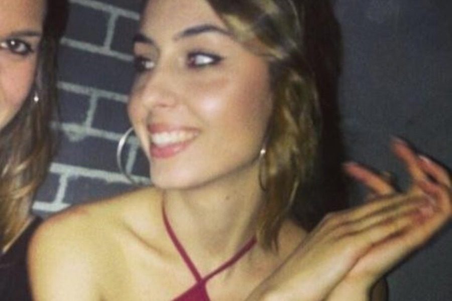 Είναι η κόρη πασίγνωστου Έλληνα τραγουδιστή, αλλά δεν θα την αναγνωρίζαμε