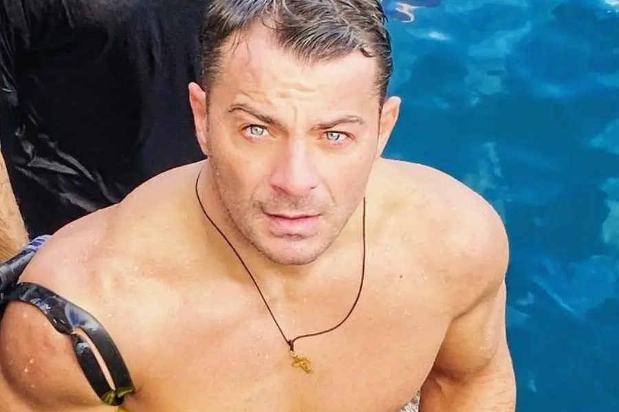 Γιώργος Αγγελόπουλος: Ημίγυμνος στην αγαπημένη του σπηλιά