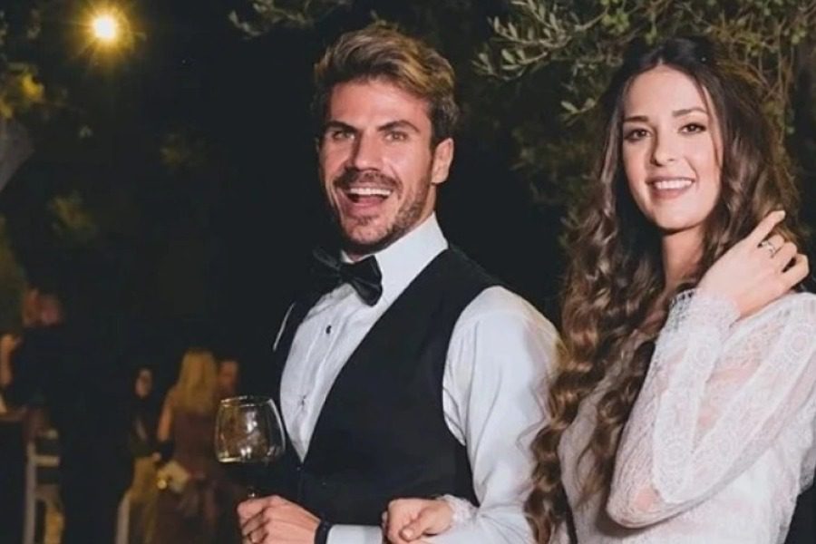 O Ακης Πετρετζίκης ανακοίνωσε πως η σύζυγός του περιμένει το δεύτερο παιδί τους