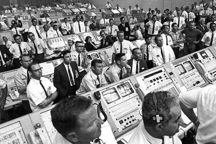 Μπορείς να βρεις τη μόνη γυναίκα στη φωτογραφία της NASA με τους εκατοντάδες άντρες;