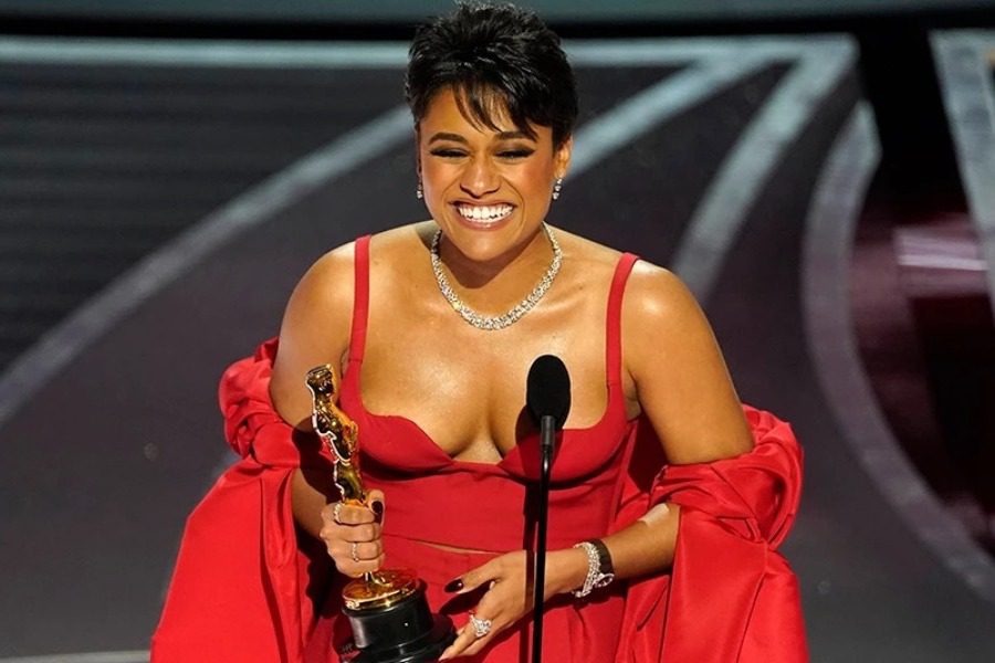 Η Ariana DeBose είναι η πρώτη μαύρη queer που κερδίζει βραβείο Oscar