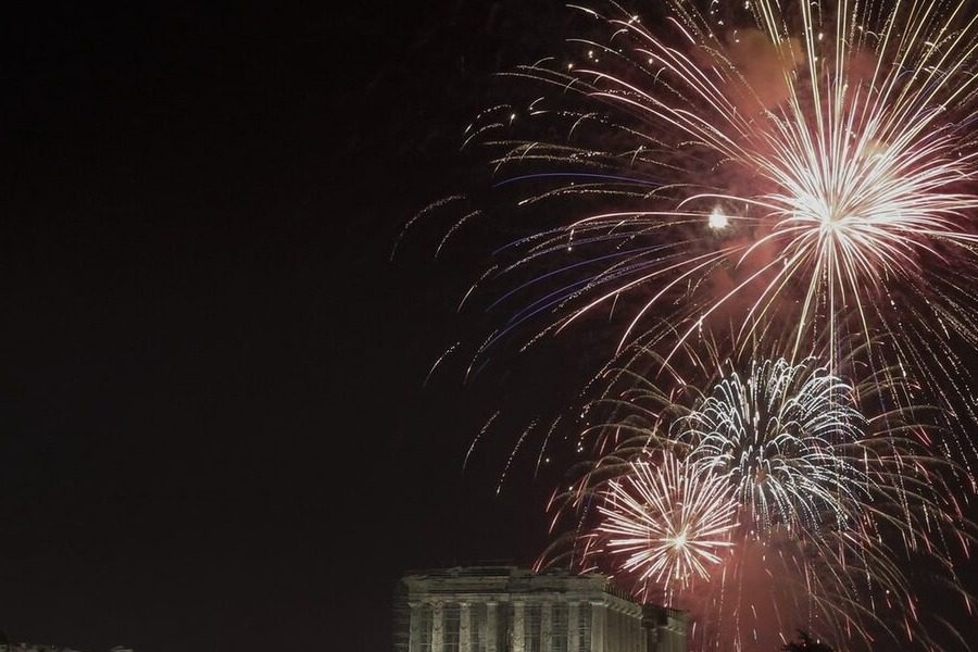 Πρωτοχρονιά: H Αθήνα υποδέχθηκε με λάμψη και τραγούδι το 2023