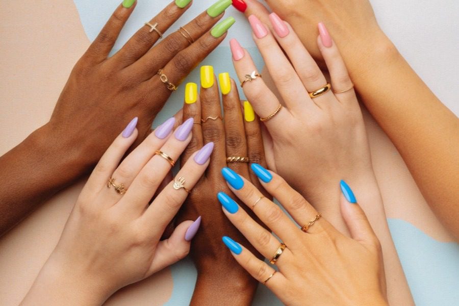 Aura Nails: Τι είναι το νέο trend στο manicure και πώς θα το κάνεις;