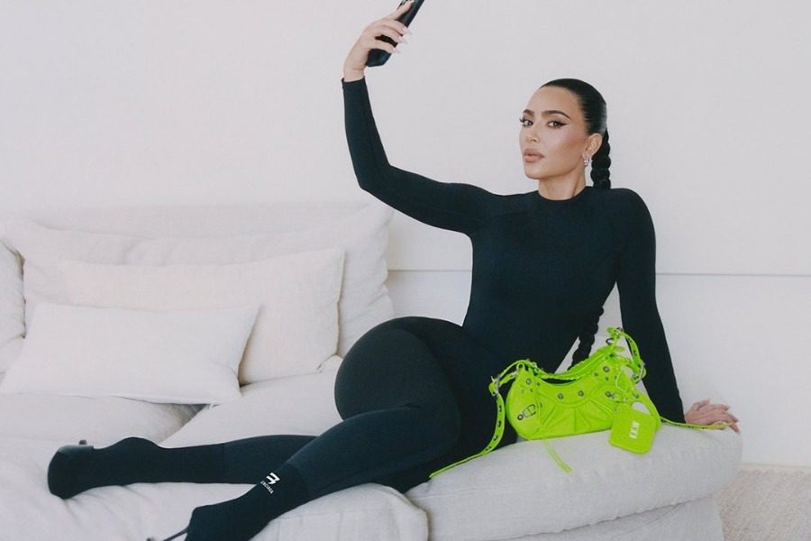 Η Kim Kardashian είναι το πρόσωπο της νέας καμπάνιας του οίκου Balenciaga