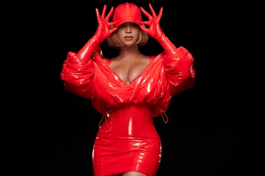 Τα κόκκινα ρούχα της νέας συλλογής της Beyonce είναι ό,τι πρέπει για τον Βαλεντίνο