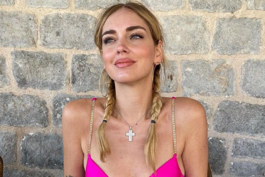 Κιάρα Φεράνι : Topless φωτογραφίες στα ελληνικά νησιά