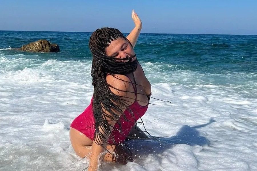 Δανάη Μπάρκα: «Παλεύει» με τα κύματα