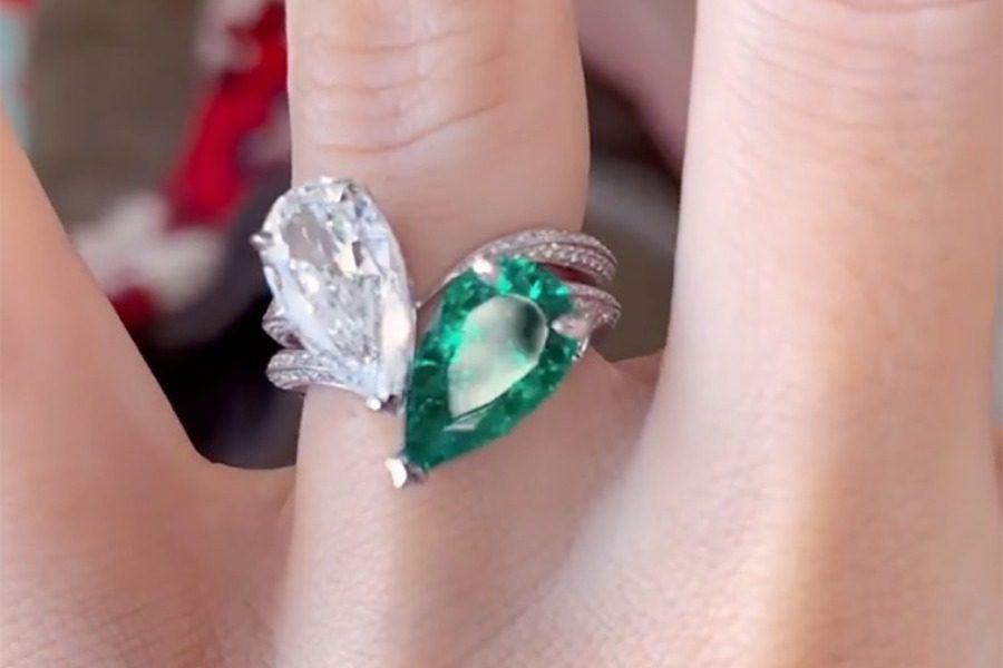 Το δαχτυλίδι αρραβώνων της Megan Fox έχει αγκάθια και τρυπάει αν πάει να το βγάλει 