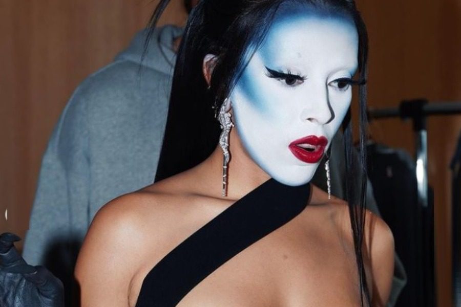 Paris Fashion Week: Πασίγνωστη τραγουδίστρια εμφανίστηκε με μπλε πρόσωπο 
