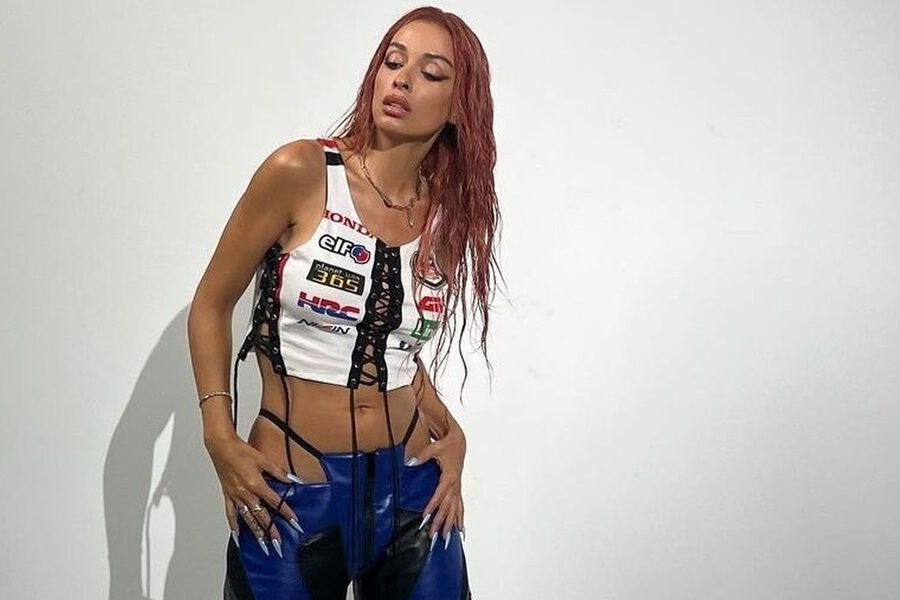 «Έκαψε» το Instagram: Η Ελένη Φουρέιρα έμεινε μόνο με το πουκάμισο