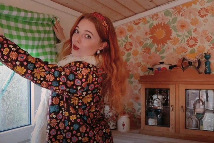 Πώς μια YouTuber μεταμόρφωσε μια καλύβα σε ένα πανέμορφο boho σπίτι