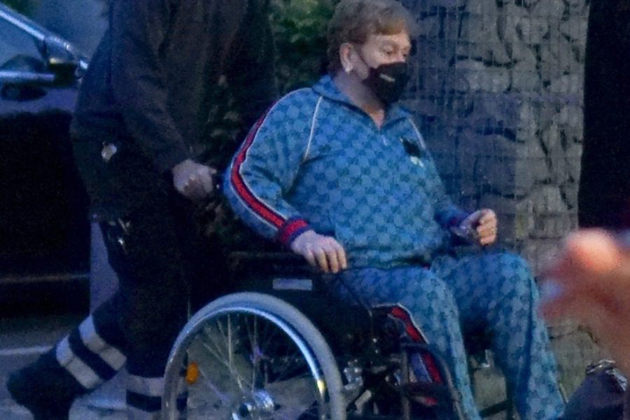 Σε αναπηρικό αμαξίδιο ο Έλτον Τζον