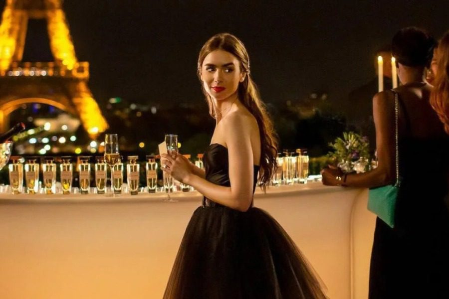 Emily in Paris: Oι πρώτες φωτογραφίες από τα γυρίσματα στο μαγευτικό Παρίσι
