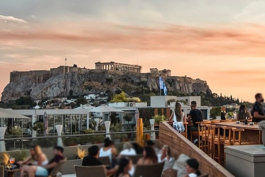 11 Ταράτσες στο κέντρο της Αθήνας για να απολαύσεις τη θέα στην Ακρόπολη