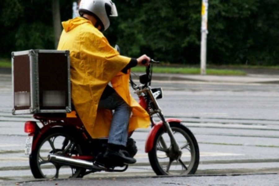 Αυτός είναι ο ηθοποιός που δουλεύει ως διανομέας