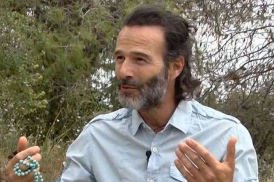 Θανάσης Ευθυμιάδης: «Πολλές φορές μιλάω με ανθρώπους χωρίς να τους πάρω καν τηλέφωνο»