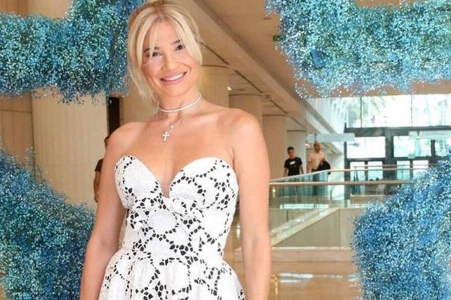 Φαίη Σκορδά: Εντυπωσιάζει φορώντας μπικίνι 
