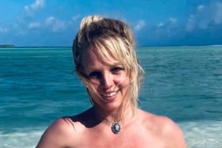 Britney Spears: Ποζάρει ολόγυμνη στην ακροθαλασσιά