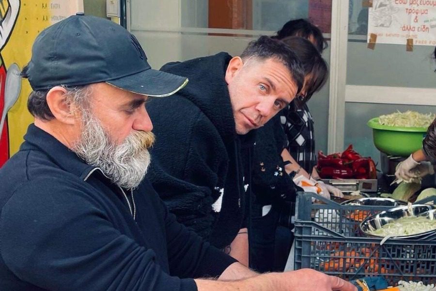 Ο Γιώργος Μαζωνάκης μαγείρεψε για άστεγους στο «Ο Αλλος Ανθρωπος»