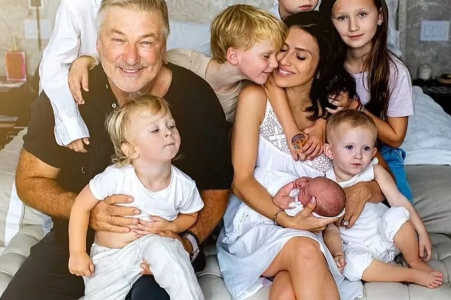 Μετά από επτά παιδιά, η Hilaria Baldwin ζητά από τον Alec Baldwin να κάνει στείρωση