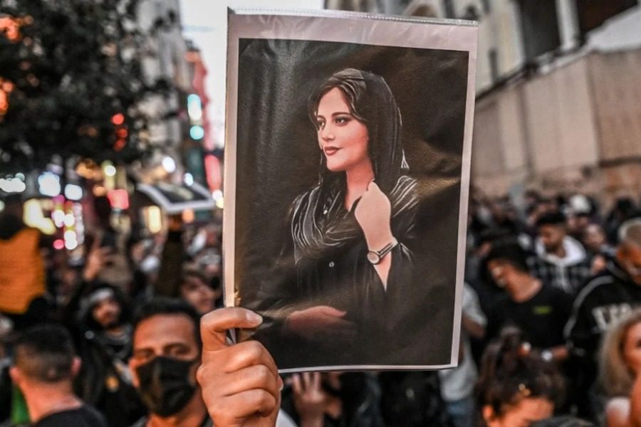 Στο Ιράν οι γυναίκες κόβουν τα μαλλιά τους για την άγρια δολοφονία της Mahsa Amini (pics+video) | Pink.gr Think