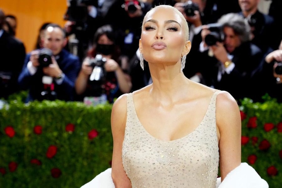 Οι καμπύλες της Kim Kardashian «κατέστρεψαν» το θρυλικό φόρεμα της Marilyn Monroe
