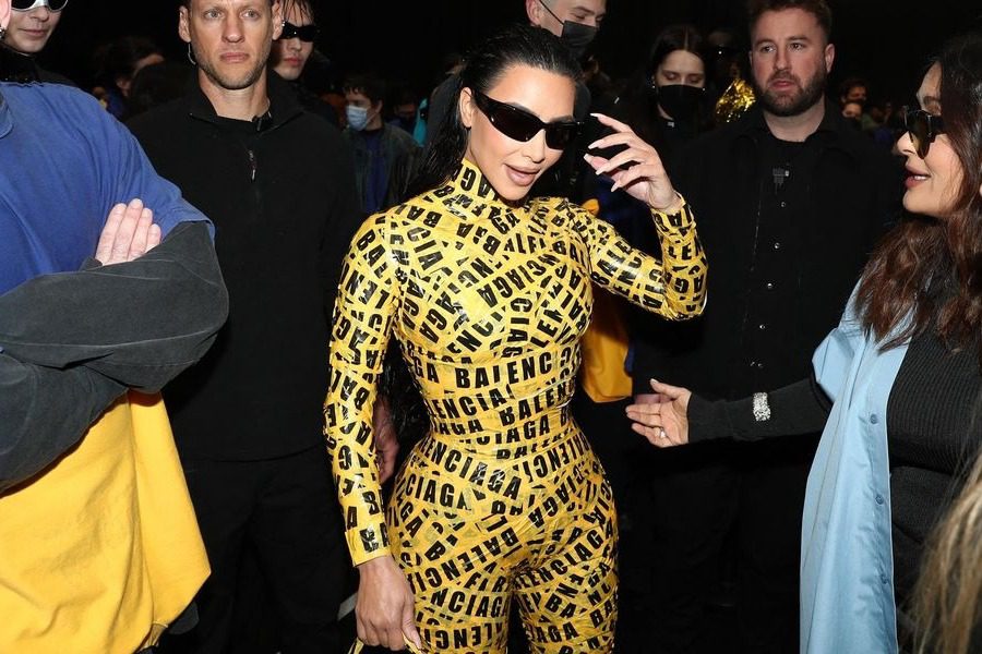 H Kim Kardashian στο show του Balenciaga τυλιγμένη με κίτρινη κολλητική ταινία