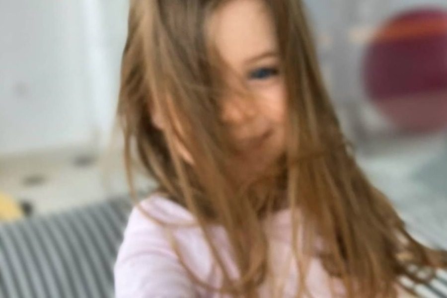 Μοιάζει στο μπαμπά της; Μάντεψε ποιου τραγουδιστή είναι κόρη αυτή η κούκλα
