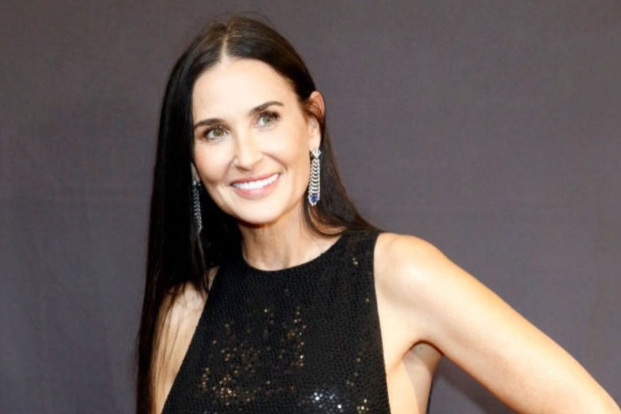 Η Demi Moore με μαγιό μαζί με τις κόρες της