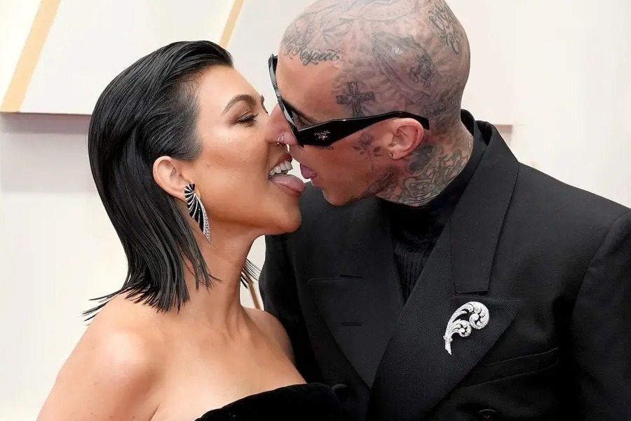 Η Kourtney Kardashian αποκάλυψε το λόγο που εκείνη και ο Travis Barker φιλιούνται τόσο περίεργα