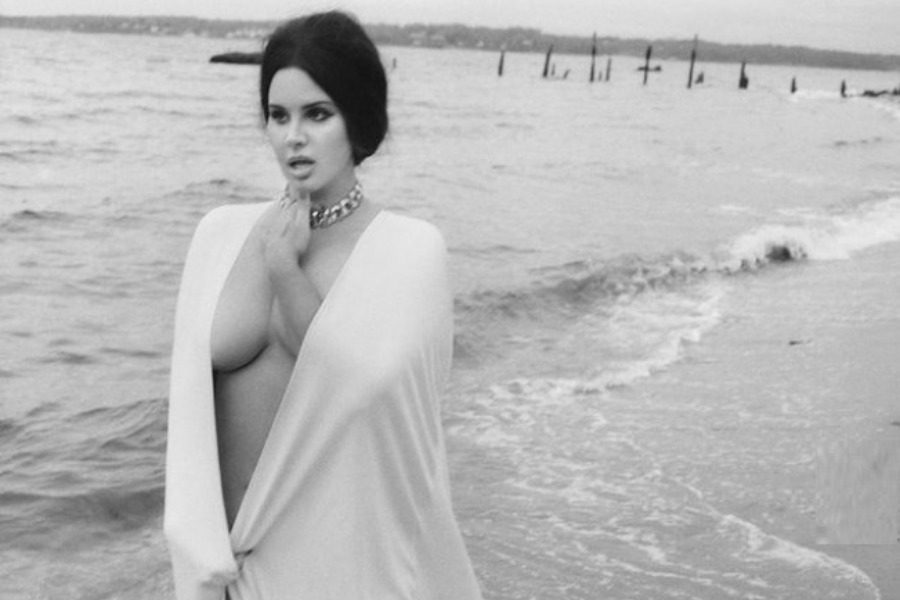 Η Lana Del Rey επέστρεψε μετά από χρόνια και είναι πιο αισθησιακή από ποτέ