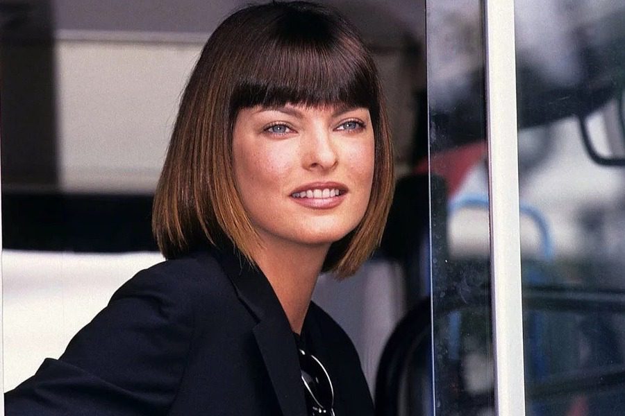 Η Linda Evangelista δείχνει πρόσωπο και σώμα μετά τις πλαστικές