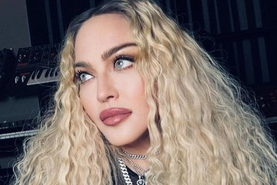 Οι πόζες της Madonna με τα πόδια ανοιχτά που δίχασαν τους φαν της