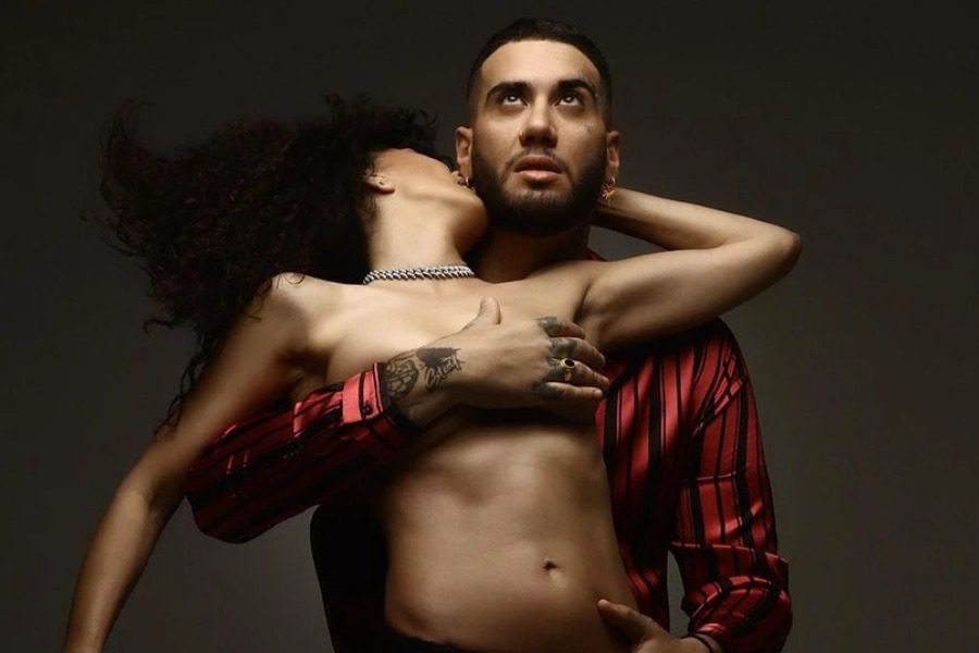Μαρία Σολωμού: Ποζάρει topless στην αγκαλιά του Mente Fuerte