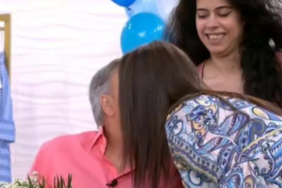 Η σύντροφος του Ανδρέα Μικρούτσικου του έφερε λουλούδια στο πλατό
