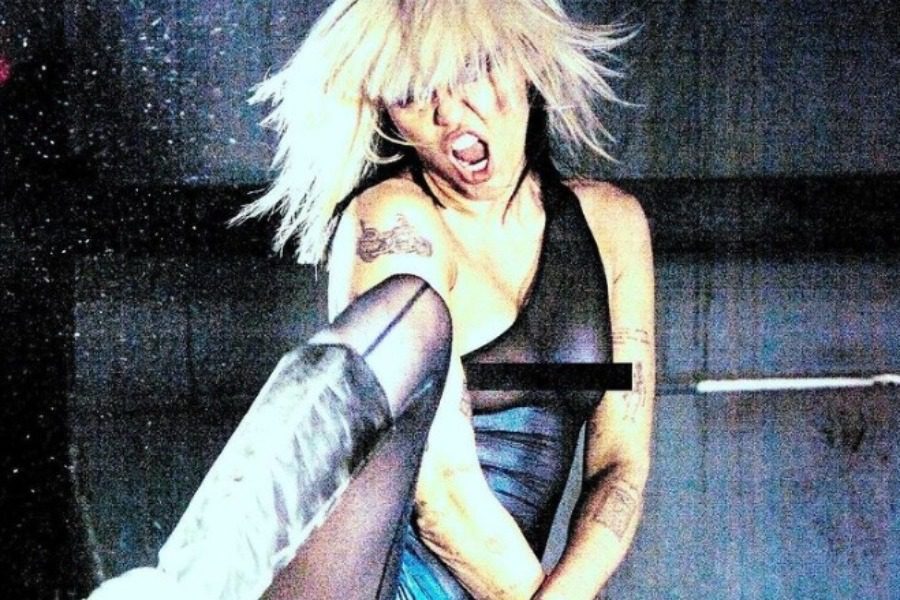 Η Miley Cyrus στα καλύτερά της… σχεδόν ολόγuμνη