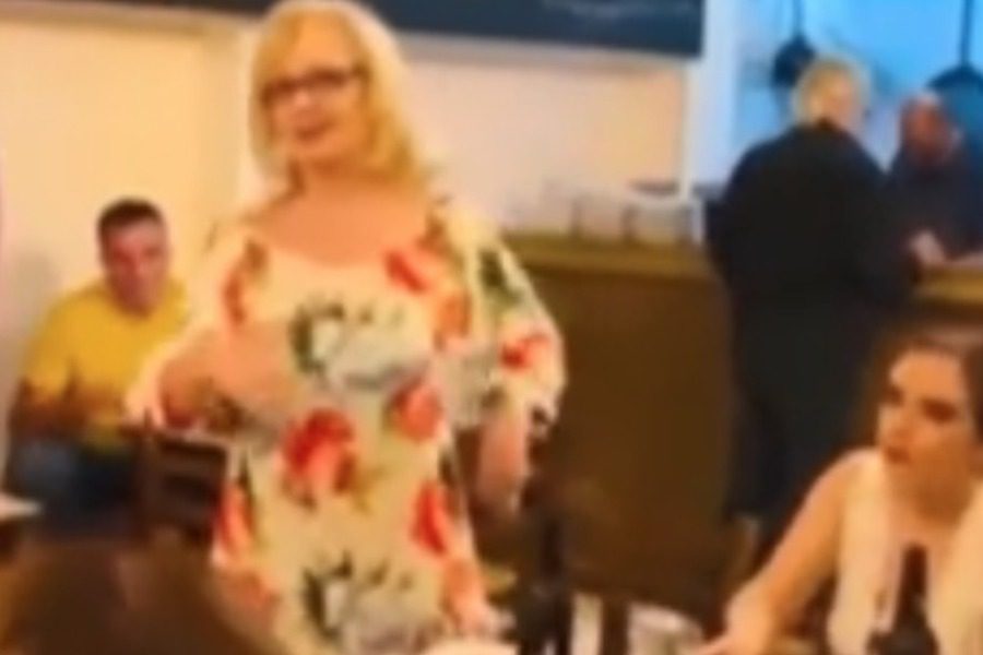Αγγελική Νικολούλη: Χόρεψε ζεϊμπέκικο σε έξοδο με τους συνεργάτες της και αποθεώθηκε
