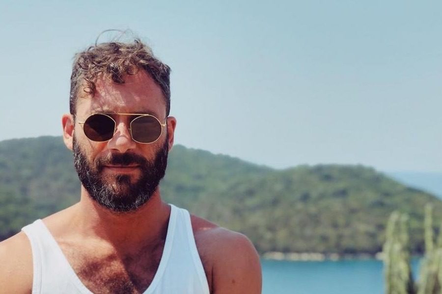 Ο Αντίνοος Αλμπάνης ολόγυμνος στην παραλία