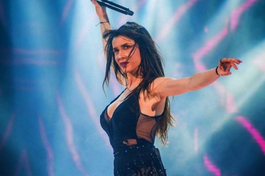 Νυφούλα ετοιμάζεται να ντυθεί η Πάολα
