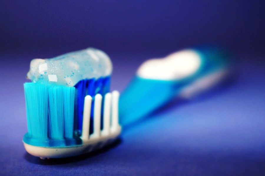 Να γιατί ίσως είναι καλύτερο να βουρτσίζετε τα δόντια σας μια φορά της ημέρα