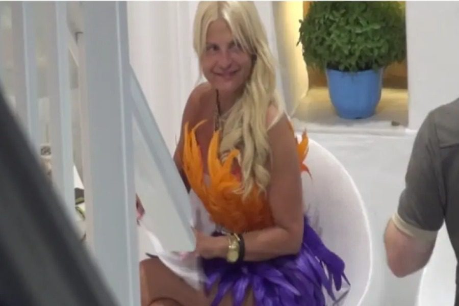 Μαρίνα Πατούλη: Η εμφάνισή της στη Μύκονο με... φτερά και πούπουλα