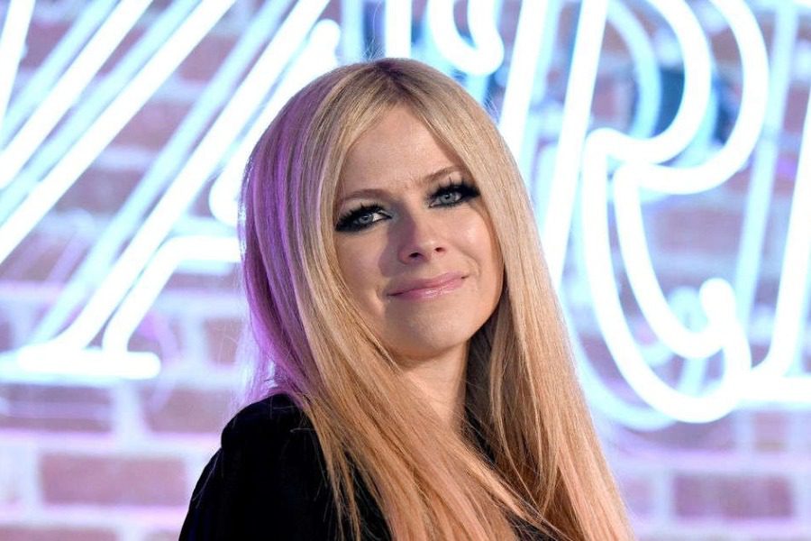 Η Avril Lavigne έχει την πιο περίεργη κρεβατοκάμαρα που είδες πρόσφατα