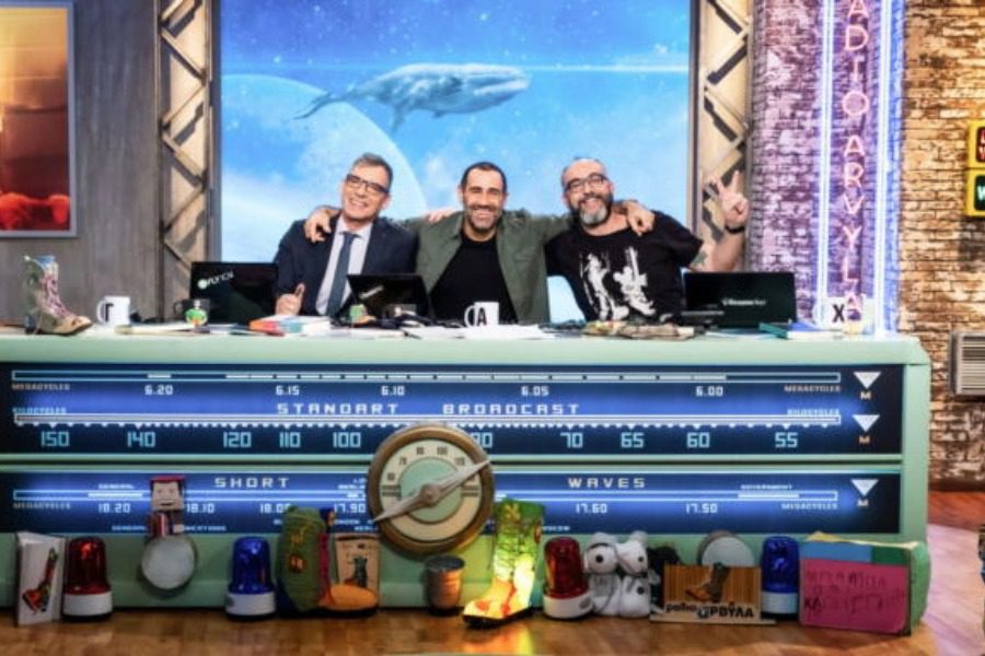 Οι Ράδιο Αρβύλα δίπλα στην 30χρονη που κατήγγειλε τον Στάθη Παναγιωτόπουλο