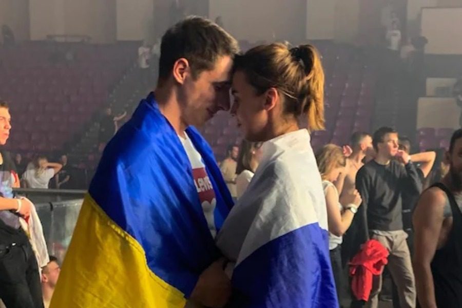 H φωτογραφία ζευγαριού που έγινε viral: Eκείνος είναι Ουκρανός, εκείνη Ρωσίδα